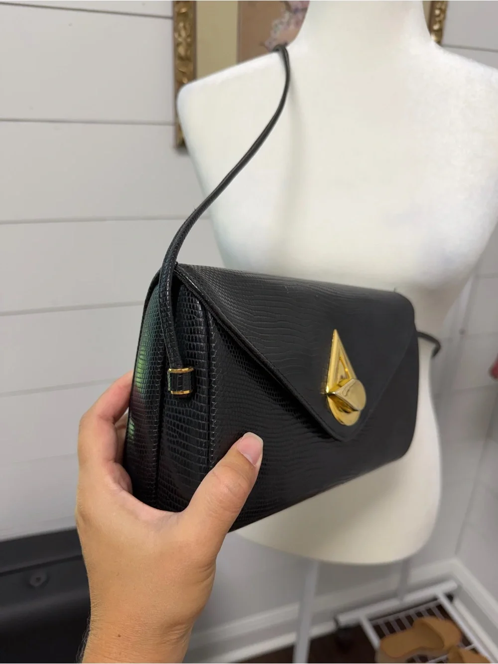 Vintage turn lock crossbody
